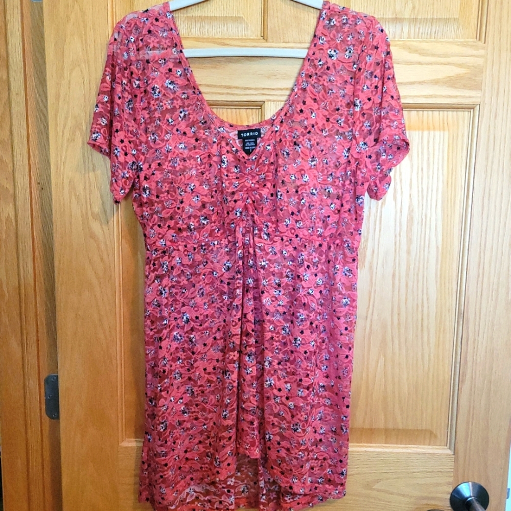 TORRID SHEERED FRONT SHORT SLEEVE FLORAL TOP